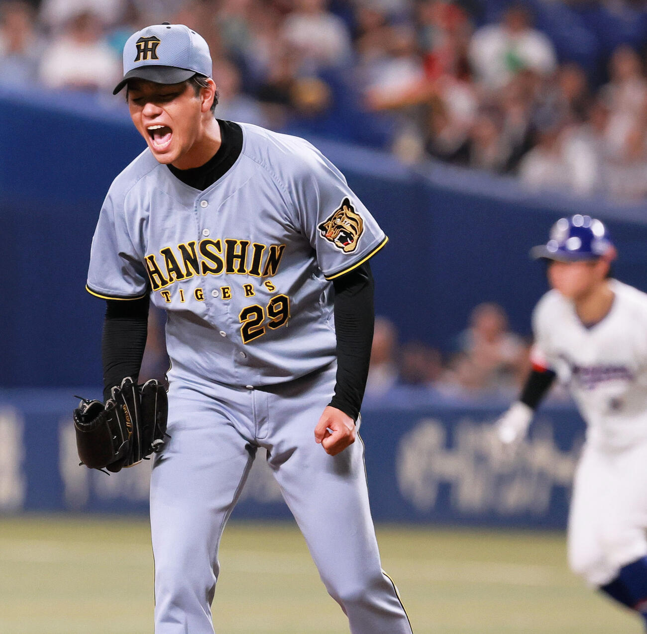 中日対阪神　8回裏中日2死一、二塁、高橋遥人はミゲル・サノーを空振り三振に仕留め雄たけびを上げる（撮影・上山淳一）