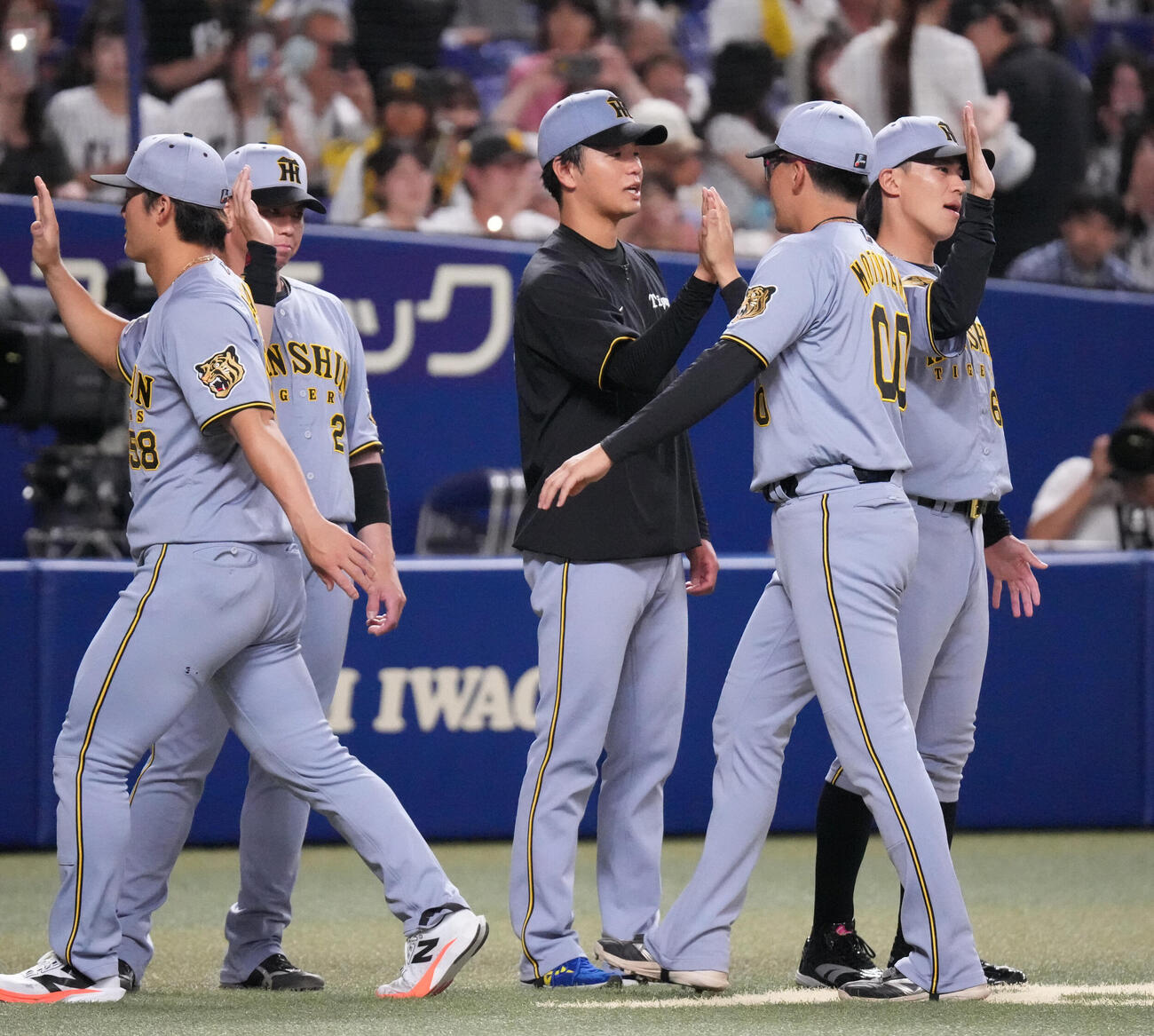 中日対阪神　試合終了、高橋遥人（中央）は明るい表情でナインを迎える（撮影・森本幸一）