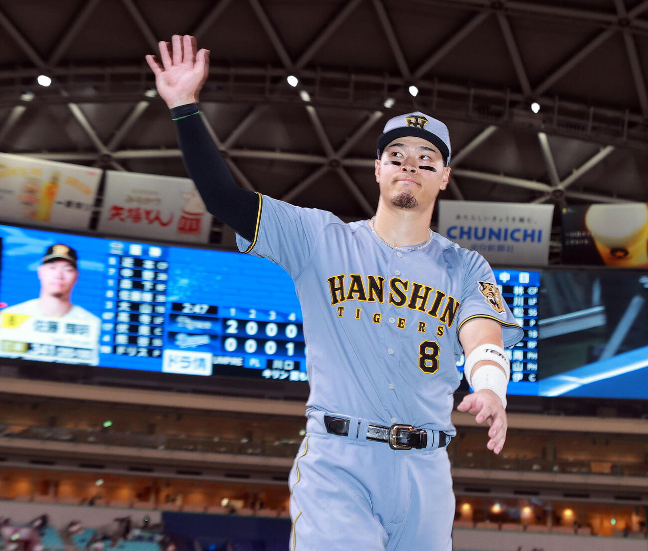 中日対阪神　ヒーローインタビューを終えファンの声援に応える阪神佐藤輝明（撮影・上山淳一）