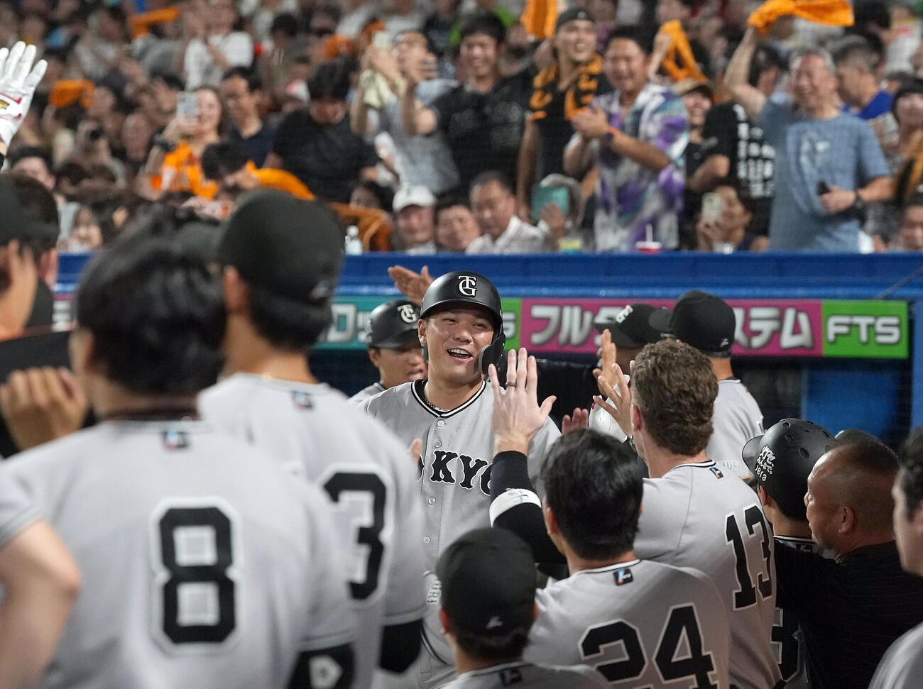 ヤクルト対巨人　7回表巨人1死二、三塁、左越えに同点の3点本塁打を放ち笑顔でナインとハイタッチをする坂本勇人（撮影・たえ見朱実）