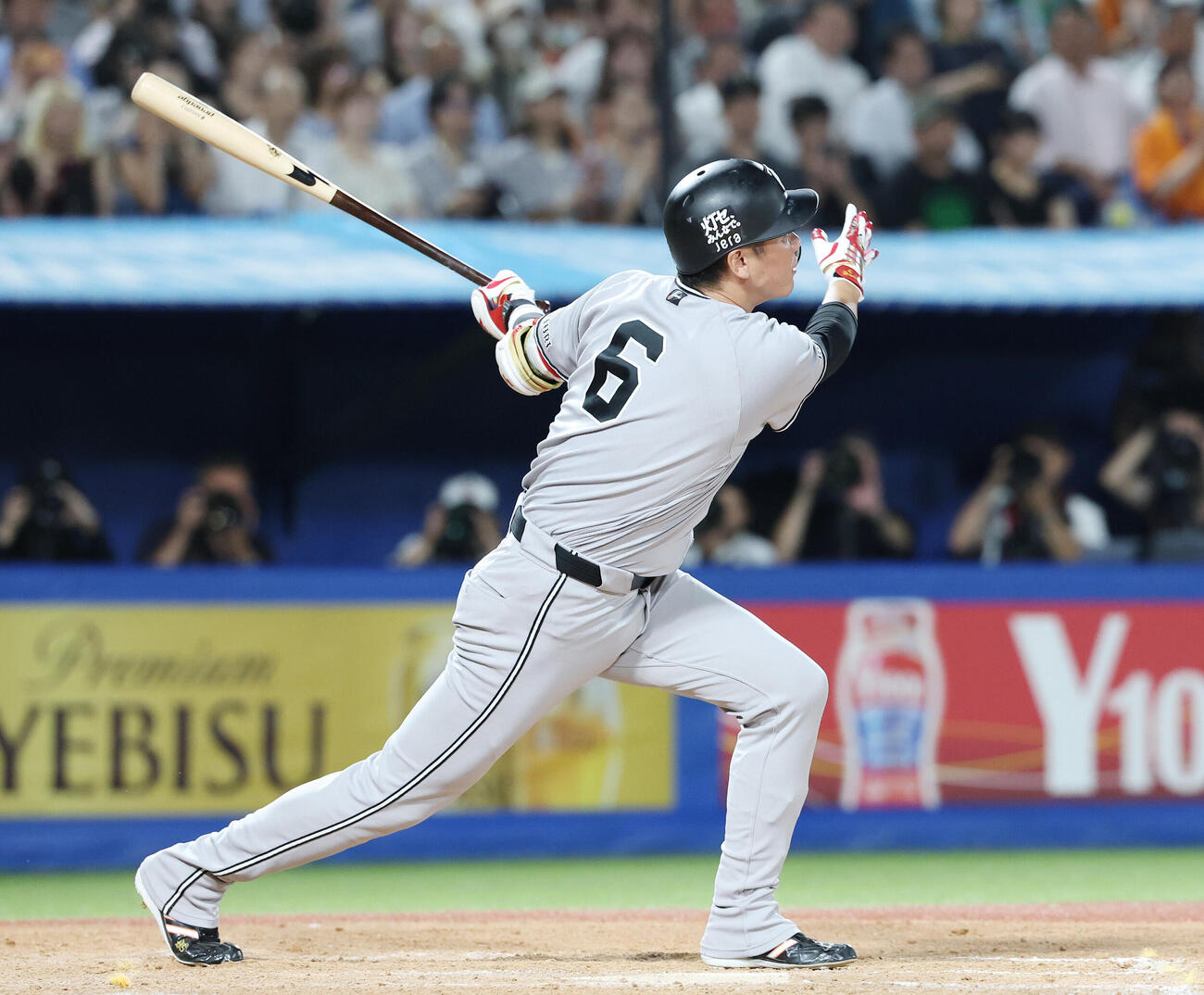 ヤクルト対巨人　7回表巨人1死二、三塁、3点本塁打を放つ代打坂本勇人（撮影・宮地輝）