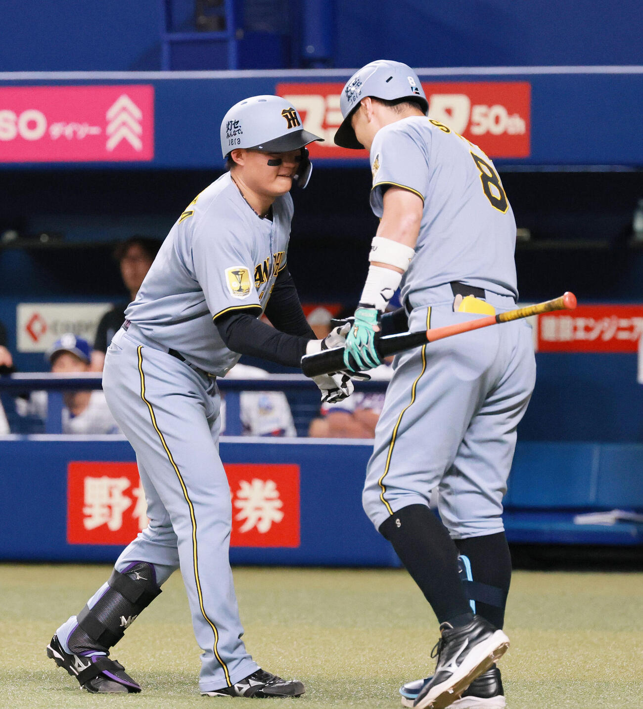 中日対阪神　1回表阪神2死、森下翔太（左）はソロ本塁打を放ち佐藤輝明とタッチをかわす（撮影・上山淳一）