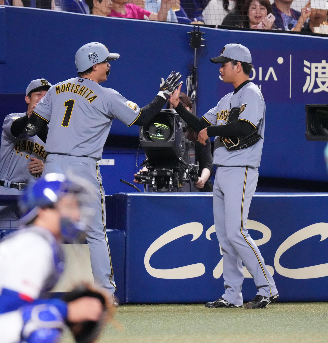 中日対阪神　1回表阪神2死、高橋遥人（右）は本塁打を放った森下翔太を迎える（撮影・森本幸一）