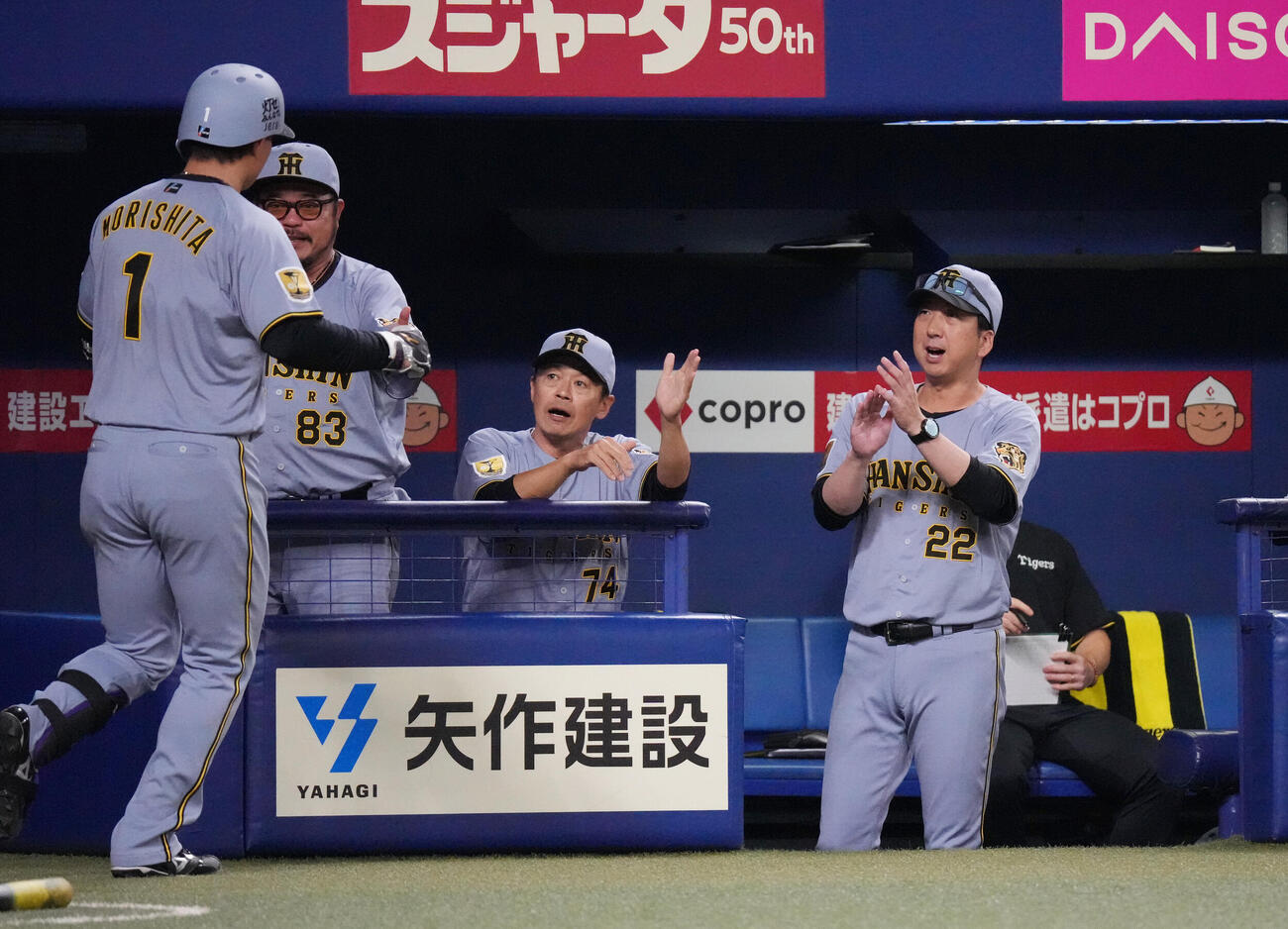 中日対阪神　1回表阪神2死、藤川球児監督（右）は本塁打を放った森下翔太を迎える（撮影・森本幸一）