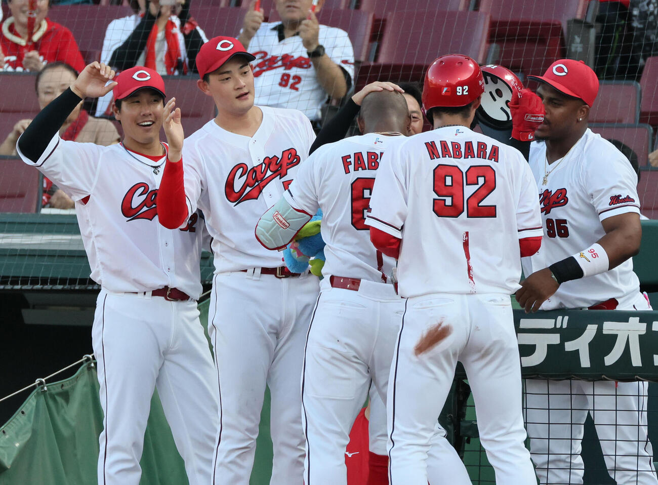 広島対DeNA 1回裏広島1死二塁、先制左越え2点本塁打を放ったサンドロ・ファビアンを迎える広島先発の岡本駿（左から2人目ら）（撮影・加藤孝規）