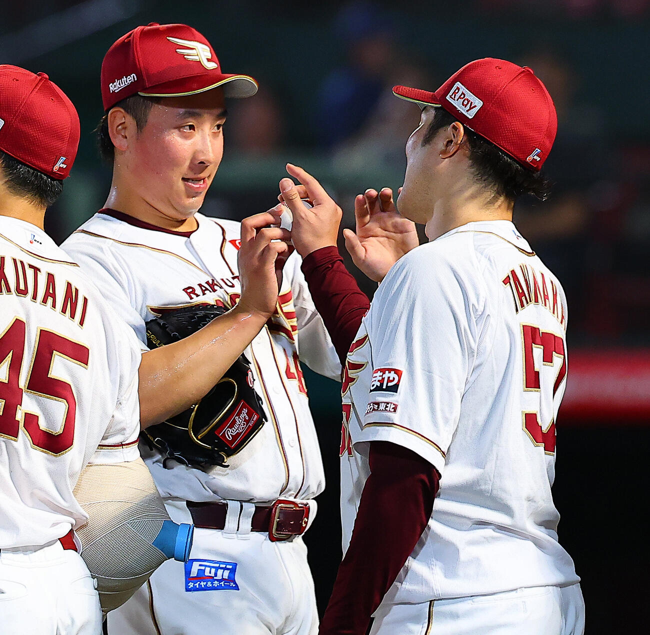 楽天対オリックス　藤平尚真（左）からウイニングボールをもらう楽天滝中瞭太（撮影・野上伸悟）