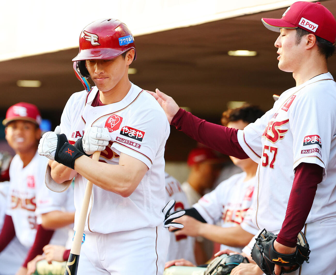 楽天対オリックス　1回裏楽天2死、先制本塁打を放ち滝中瞭太（右）らに迎えられ、筋肉ポーズ？の辰己涼介（撮影・野上伸悟）