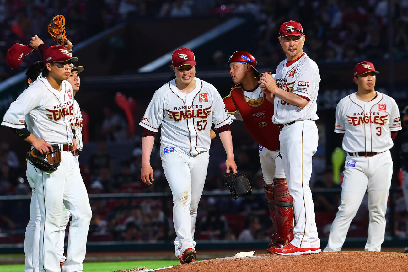 楽天対オリックス　7回表オリックス2死一、二塁、降板する滝中瞭太（中央）。右から2人目は吉井理人監督（撮影・野上伸悟）