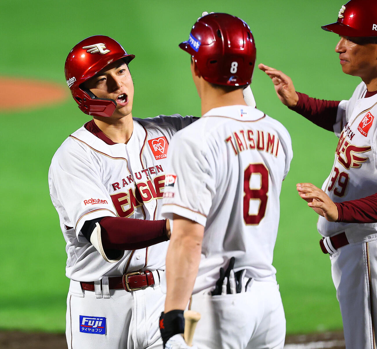 楽天対オリックス　5回裏楽天2死、九里亜蓮から本塁打を放ち喜ぶ宗山塁（撮影・野上伸悟）
