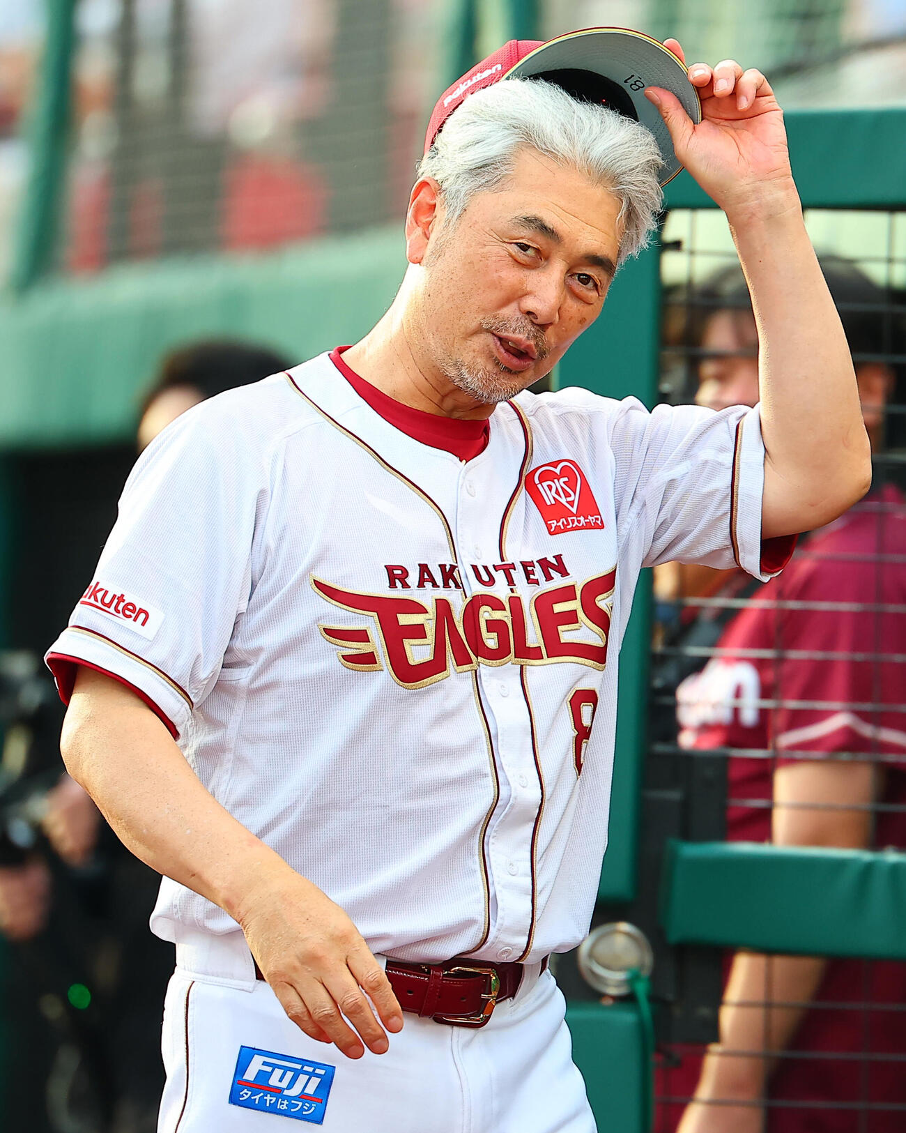 楽天対オリックス　メンバー表の最終確認を終えベンチに戻る楽天吉井理人監督（撮影・野上伸悟）