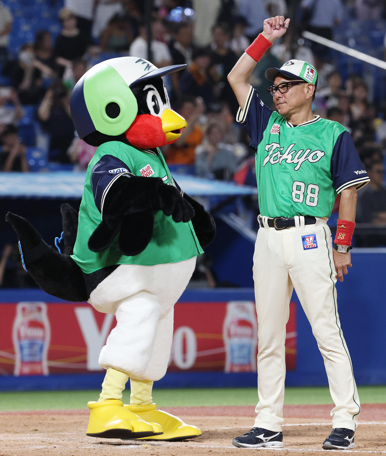 ヤクルト対巨人　つば九郎（左）と勝利のタッチを交わしたヤクルト池山隆寛監督（撮影・宮地輝）