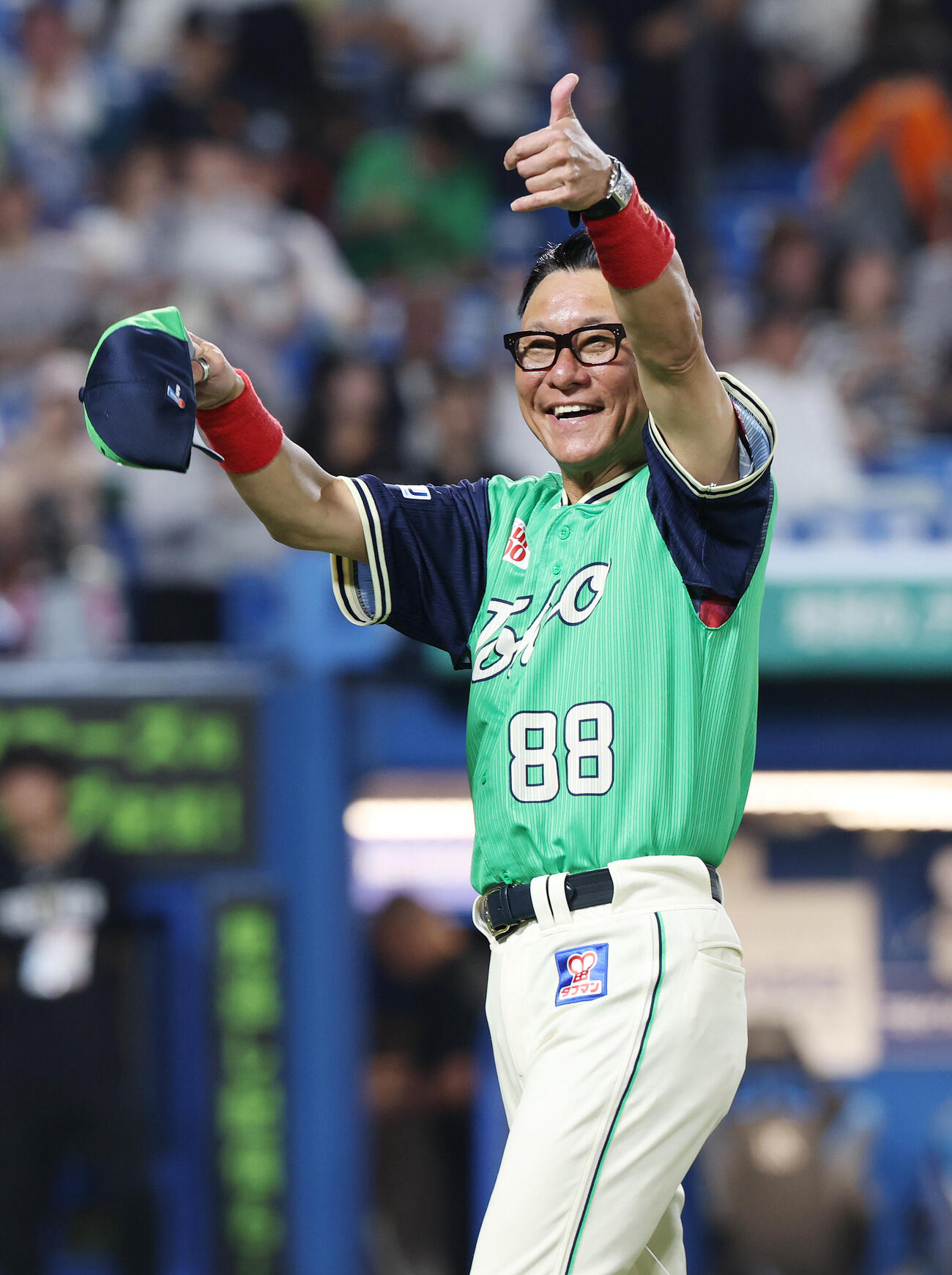 ヤクルト対巨人　巨人に勝利しファンに笑顔を見せるヤクルト池山隆寛監督（撮影・宮地輝）