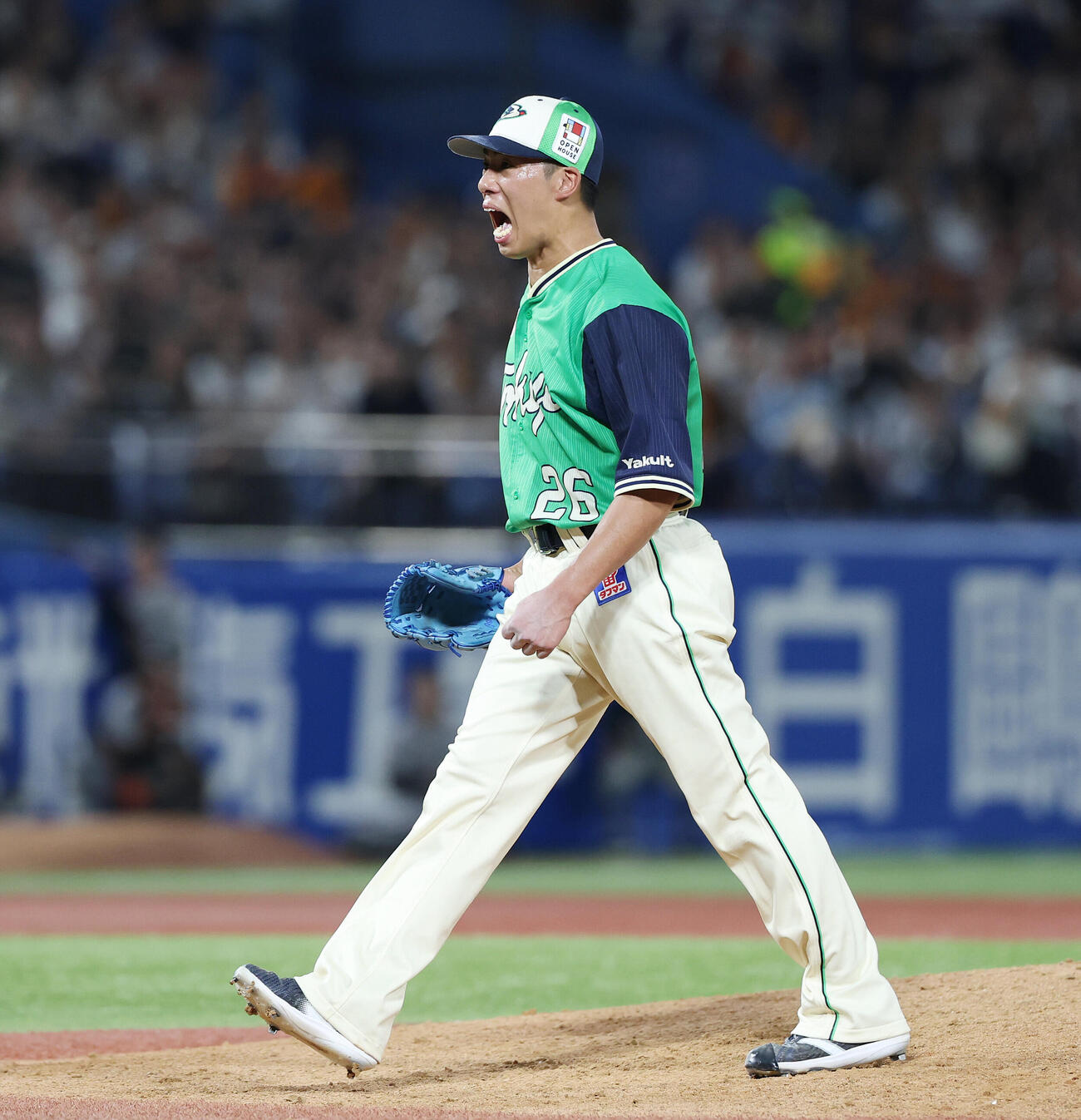 ヤクルト対巨人　6回表巨人1死一、二塁、トレイ・キャベッジから空振り三振を奪い雄たけびを上げる山野太一（撮影・宮地輝）