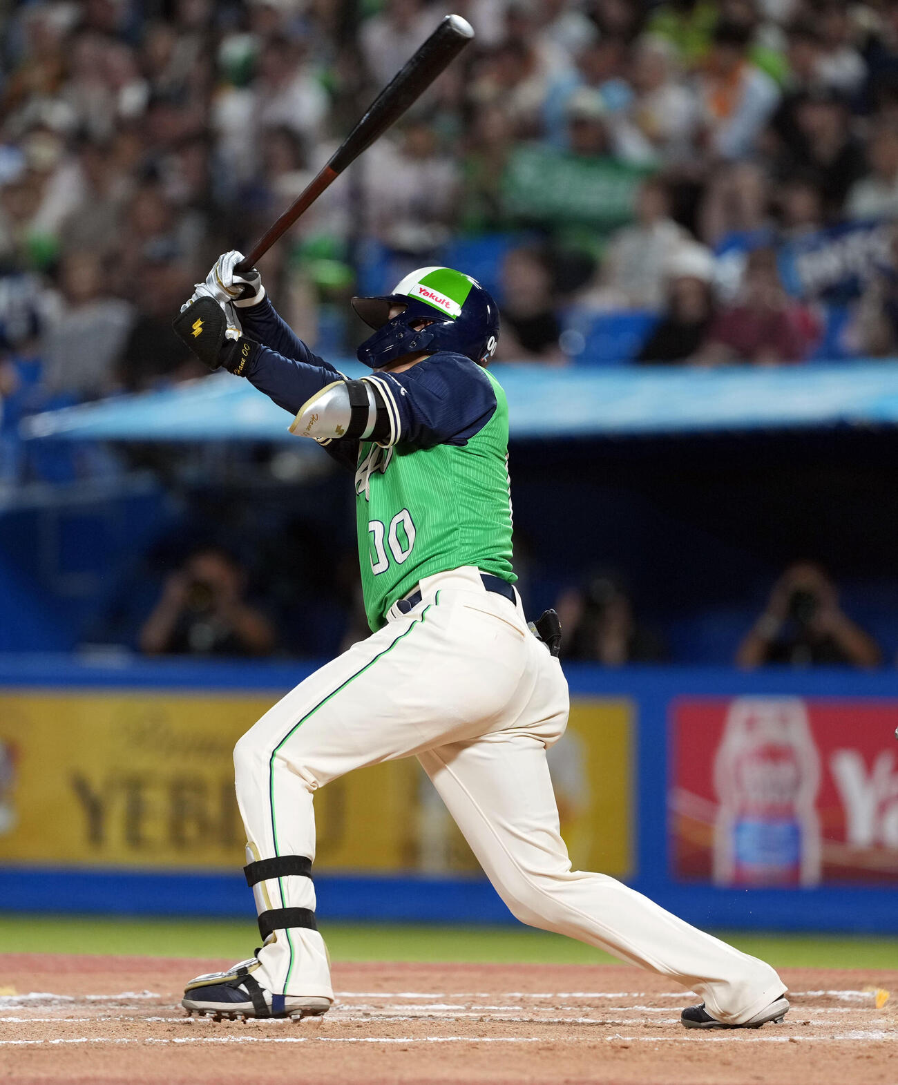 ヤクルト対巨人　6回裏ヤクルト2死一、二塁、先制の適時打を放つ赤羽由紘（撮影・たえ見朱実）