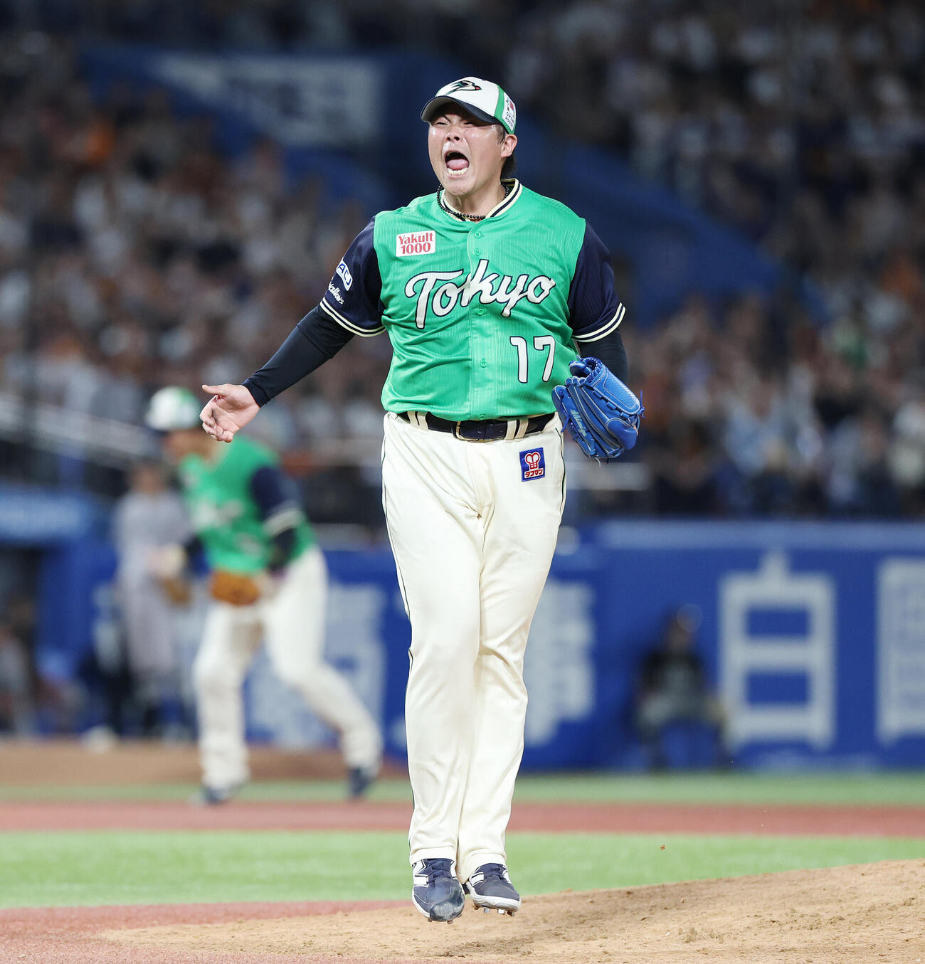 ヤクルト対巨人　8回表巨人2死一、三塁、笹原操希から空振り三振を奪い雄たけびを上げる清水昇（撮影・宮地輝）