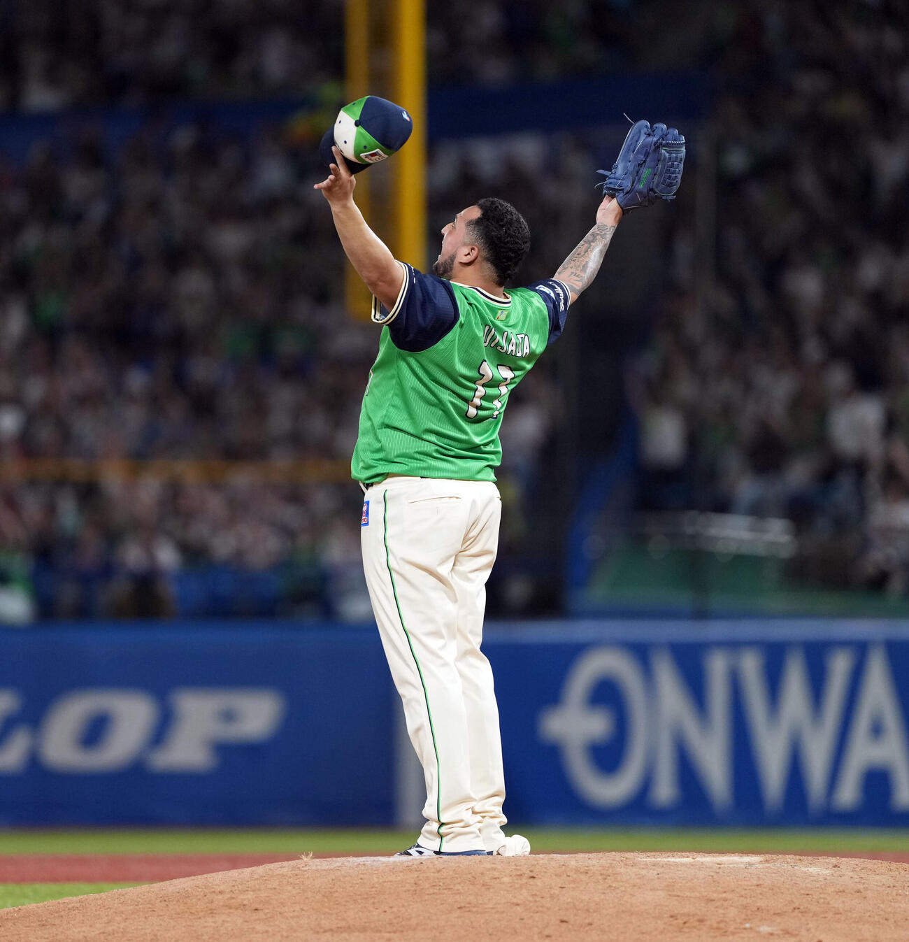 ヤクルト対巨人　巨人に勝利し両手を挙げて喜ぶヤクルトのホセ・キハダ（撮影・たえ見朱実）