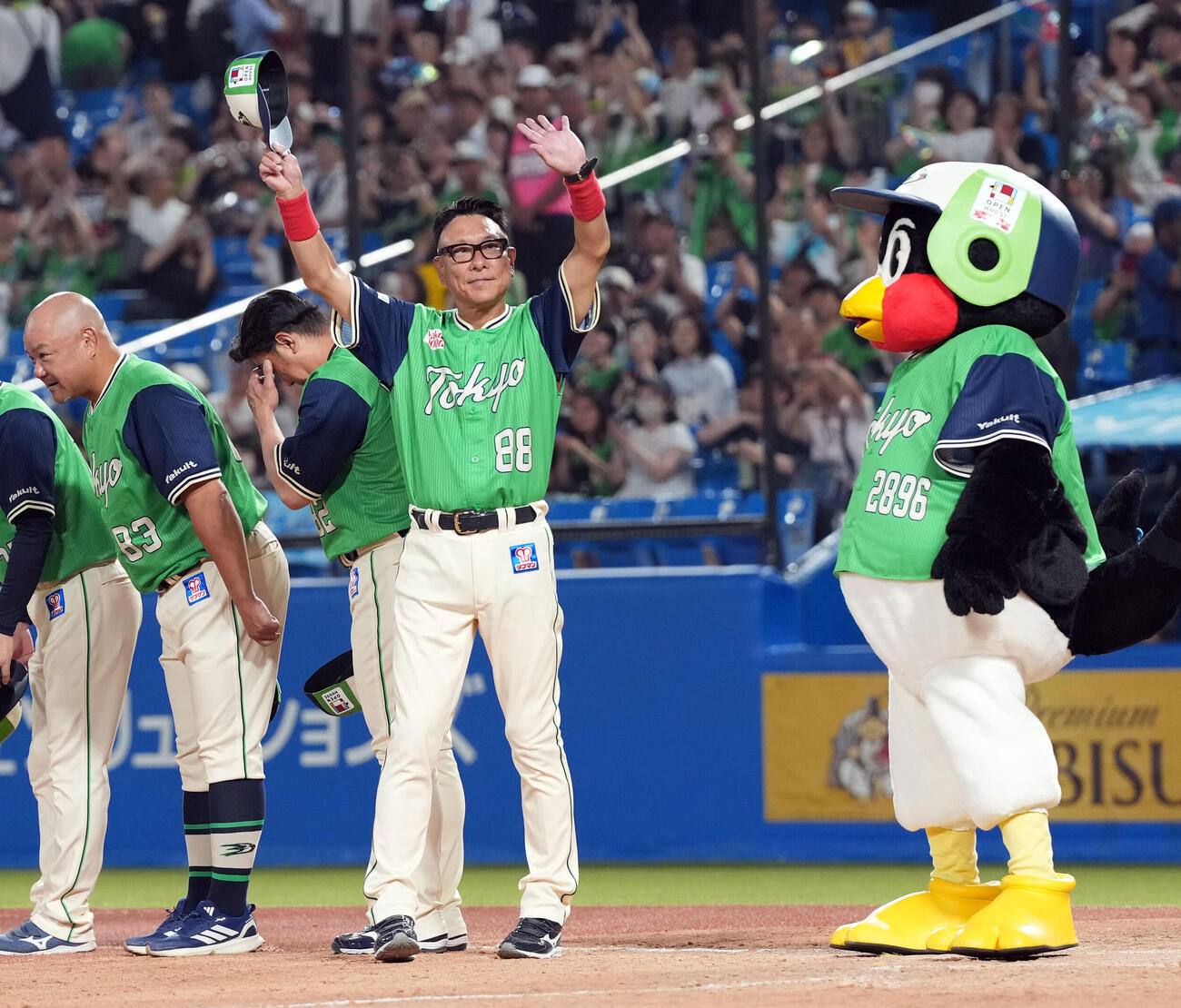 ヤクルト対巨人　巨人に勝利したヤクルト池山隆寛監督は、ファンの声援に応える（撮影・たえ見朱実）
