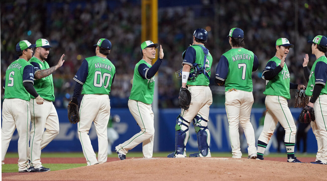 ヤクルト対巨人　巨人に勝利したヤクルト（撮影・たえ見朱実）