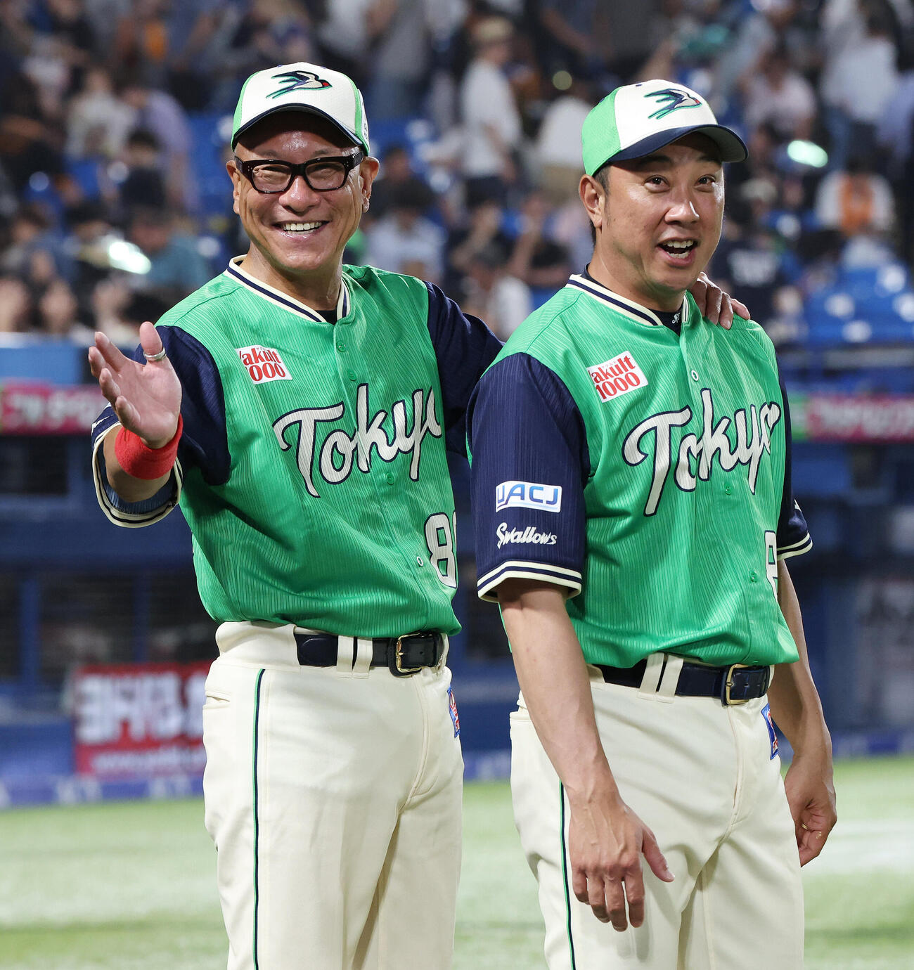 ヤクルト対巨人　巨人に勝利しヤクルト松元ユウイチヘッドコーチ（右）と笑顔を見せる池山隆寛監督（撮影・宮地輝）