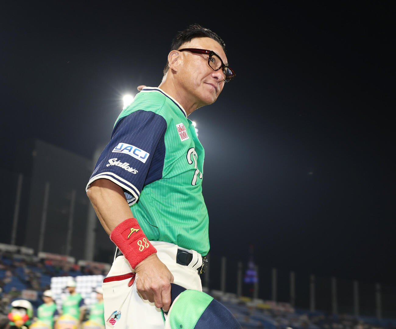 ヤクルト対巨人　巨人に勝利し選手たちをたたえるヤクルト池山隆寛監督（撮影・宮地輝）