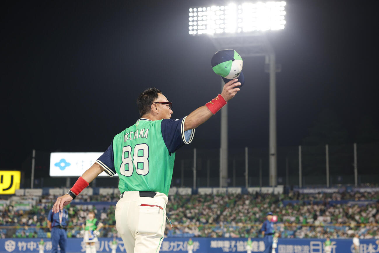 ヤクルト対巨人　巨人に勝利しファンに手を振るヤクルト池山隆寛監督（撮影・宮地輝）