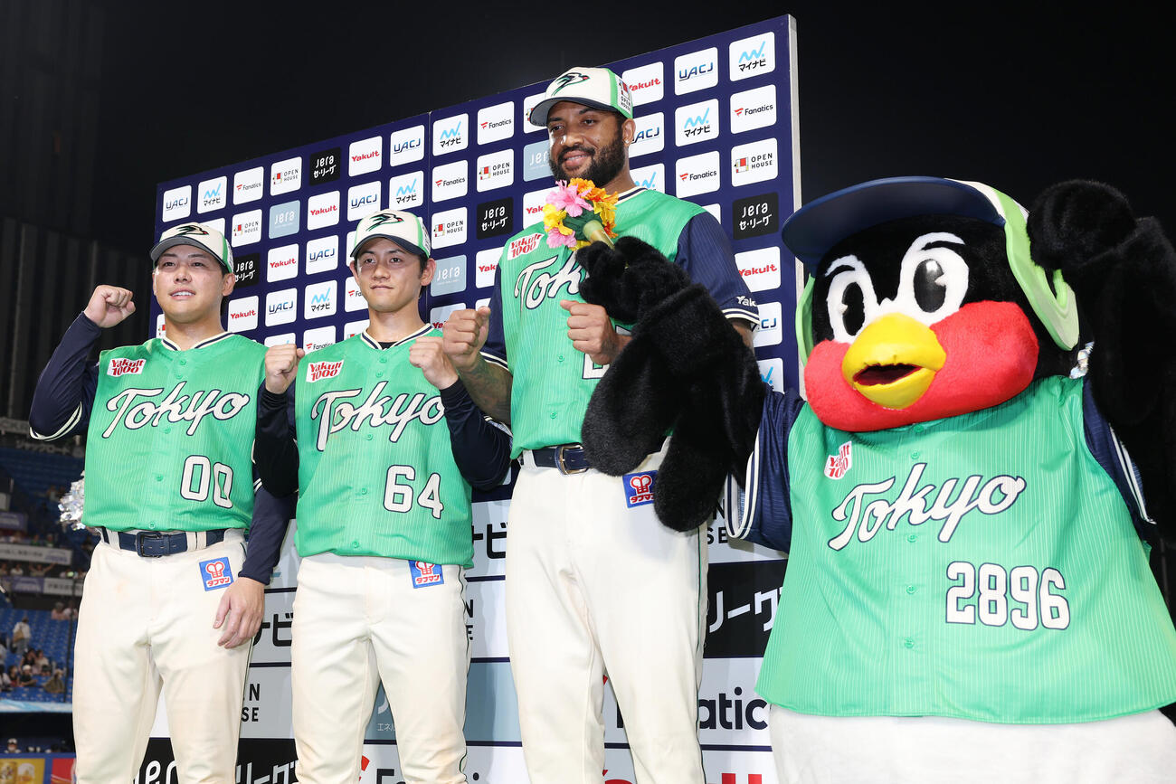 ヤクルト対巨人　お立ち台でガッツポーズする、左からヤクルト赤羽由紘、岩田幸宏、ドミンゴ・サンタナ、つば九郎（撮影・宮地輝）