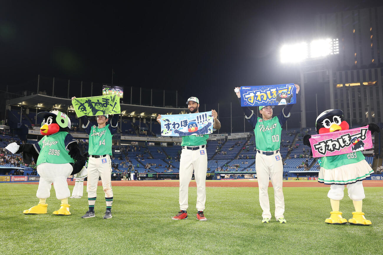 ヤクルト対巨人　巨人に勝利しファンと喜ぶ、左からつば九郎、ヤクルト岩田幸宏、ドミンゴ・サンタナ、赤羽由紘、つばみ（撮影・宮地輝）
