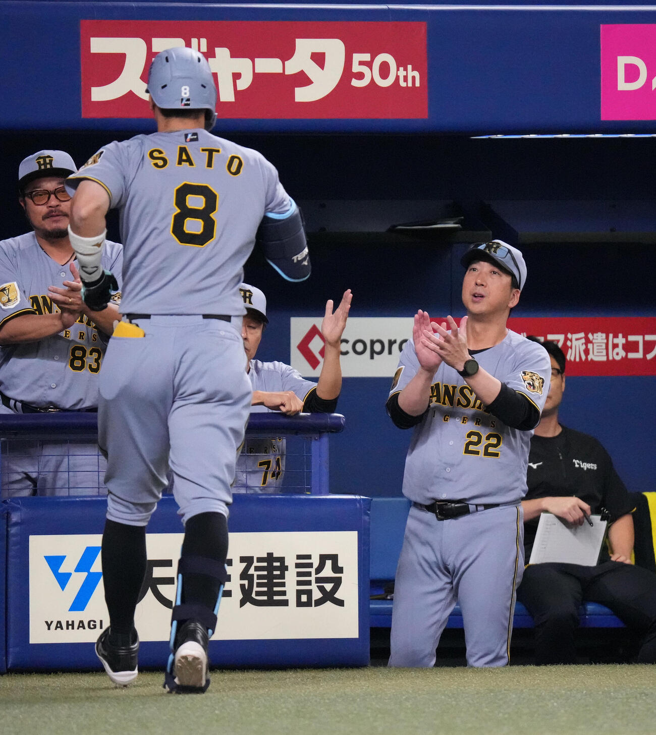 中日対阪神　1回表阪神2死、藤川球児監督（右）は本塁打を放った佐藤輝明を迎える（撮影・森本幸一）