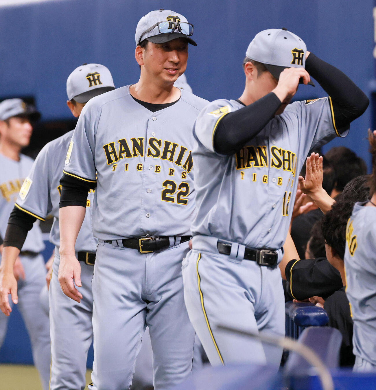 中日対阪神　中日に勝利し、笑顔でタッチをかわす阪神藤川球児監督（撮影・上山淳一）