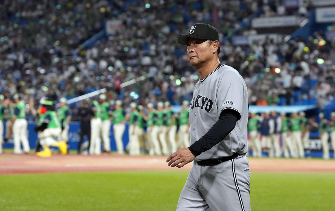 ヤクルト対巨人　ヤクルトに負けを喫した巨人橋上秀樹監督代行（撮影・たえ見朱実）