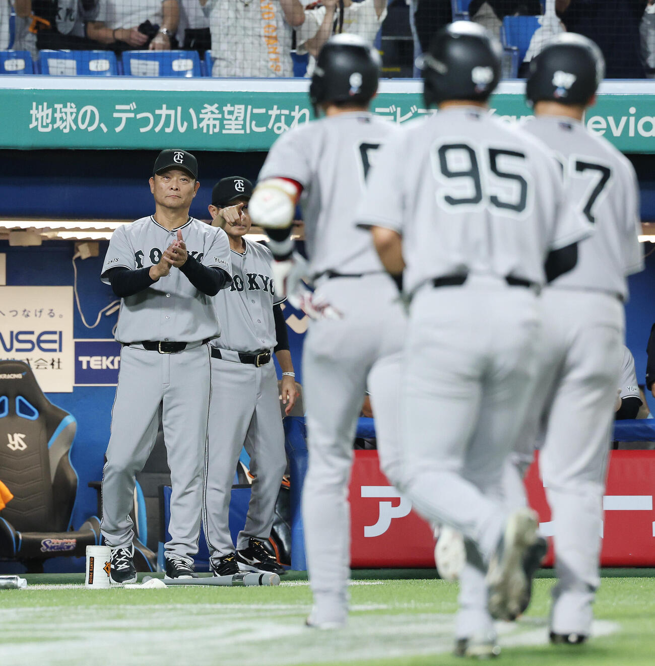 ヤクルト対巨人　7回表巨人1死二、三塁、3点本塁打を放った代打坂本勇人を拍手で迎える橋上秀樹監督代行（撮影・宮地輝）