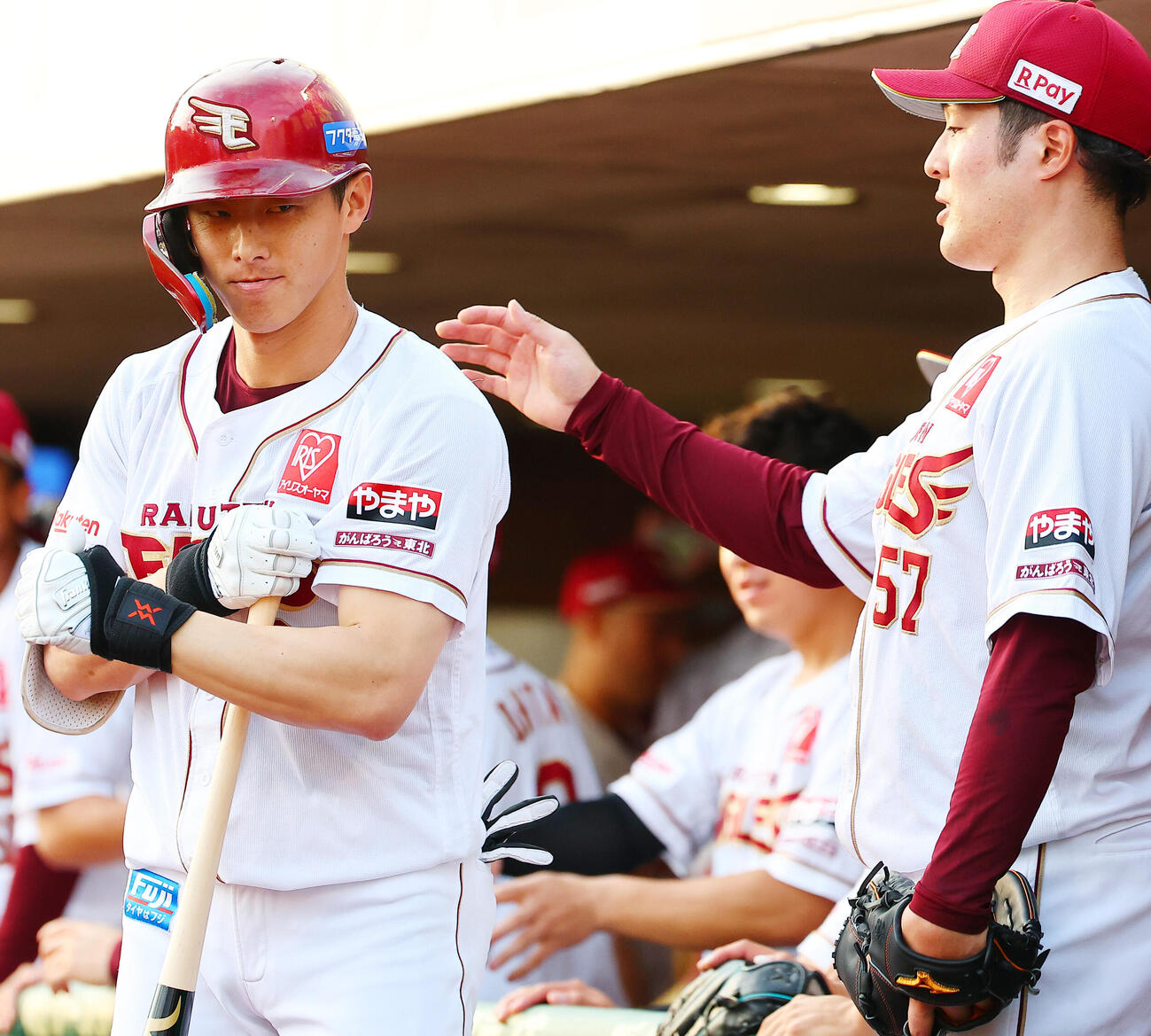 楽天対オリックス　1回裏楽天2死、先制本塁打を放ち滝中瞭太（右）らに迎えられ、筋肉ポーズ？の辰己涼介（撮影・野上伸悟）