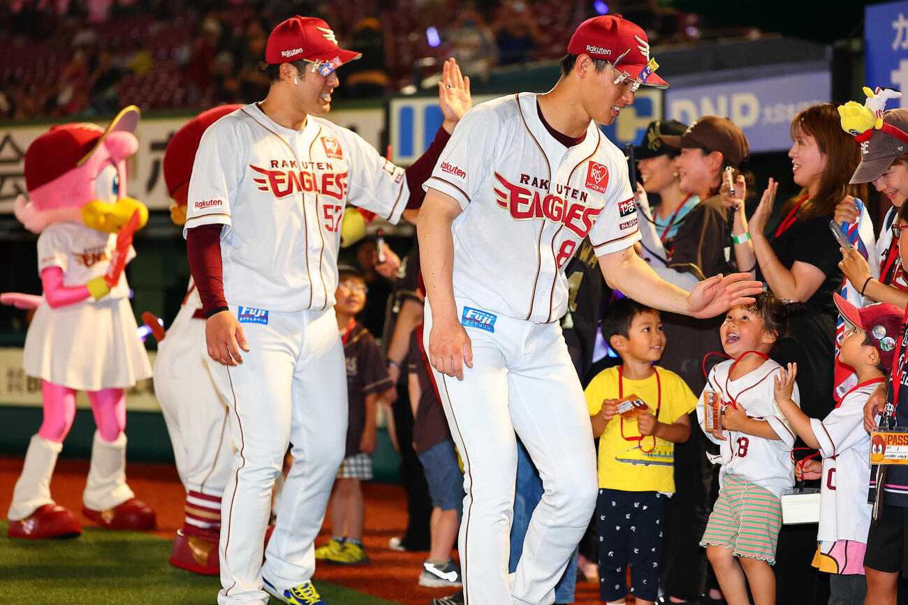 楽天対オリックス　ファンとタッチし喜ぶ勝利を喜ぶ楽天滝中瞭太（左）と辰己涼介（撮影・野上伸悟）