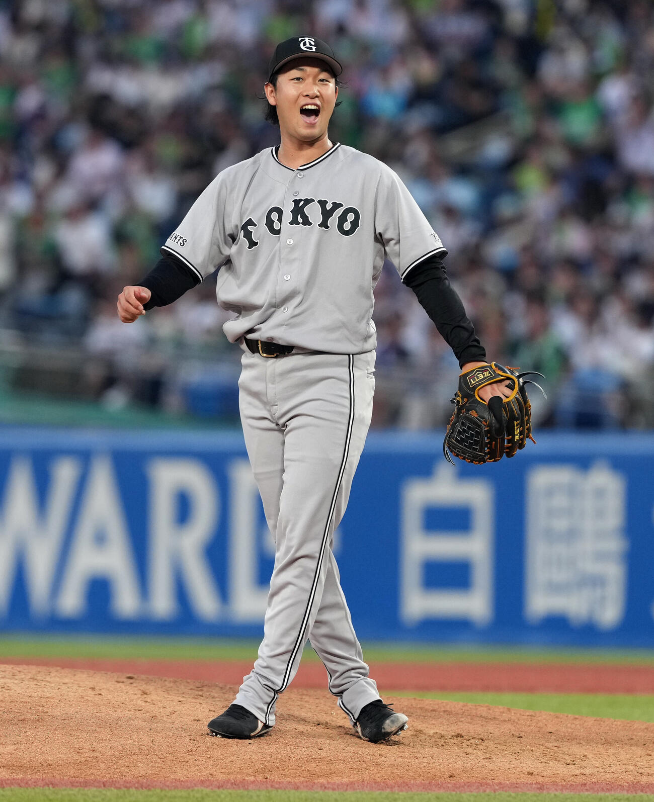 ヤクルト対巨人　3回裏ヤクルト1死、長岡秀樹に際どいボールを見逃され苦笑いを浮かべる巨人先発山崎伊織（撮影・たえ見朱実）