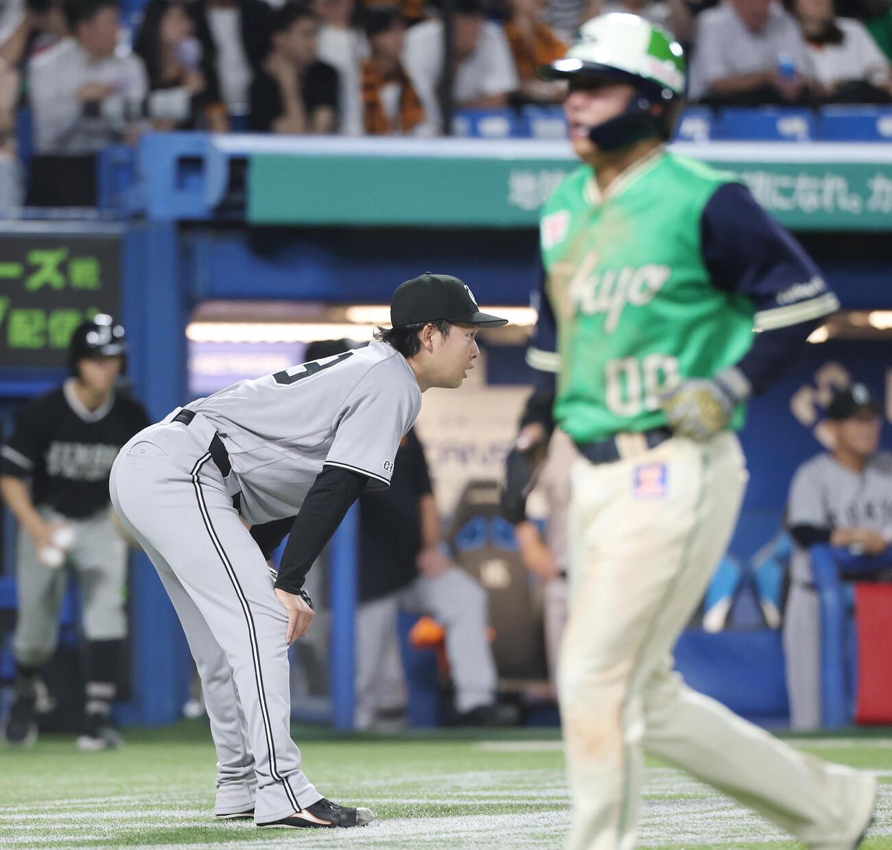 ヤクルト対巨人　6回裏ヤクルト2死一、二塁、レアンドロ・セデーニョに2点適時二塁打を浴びがっくりする山崎伊織（撮影・宮地輝）