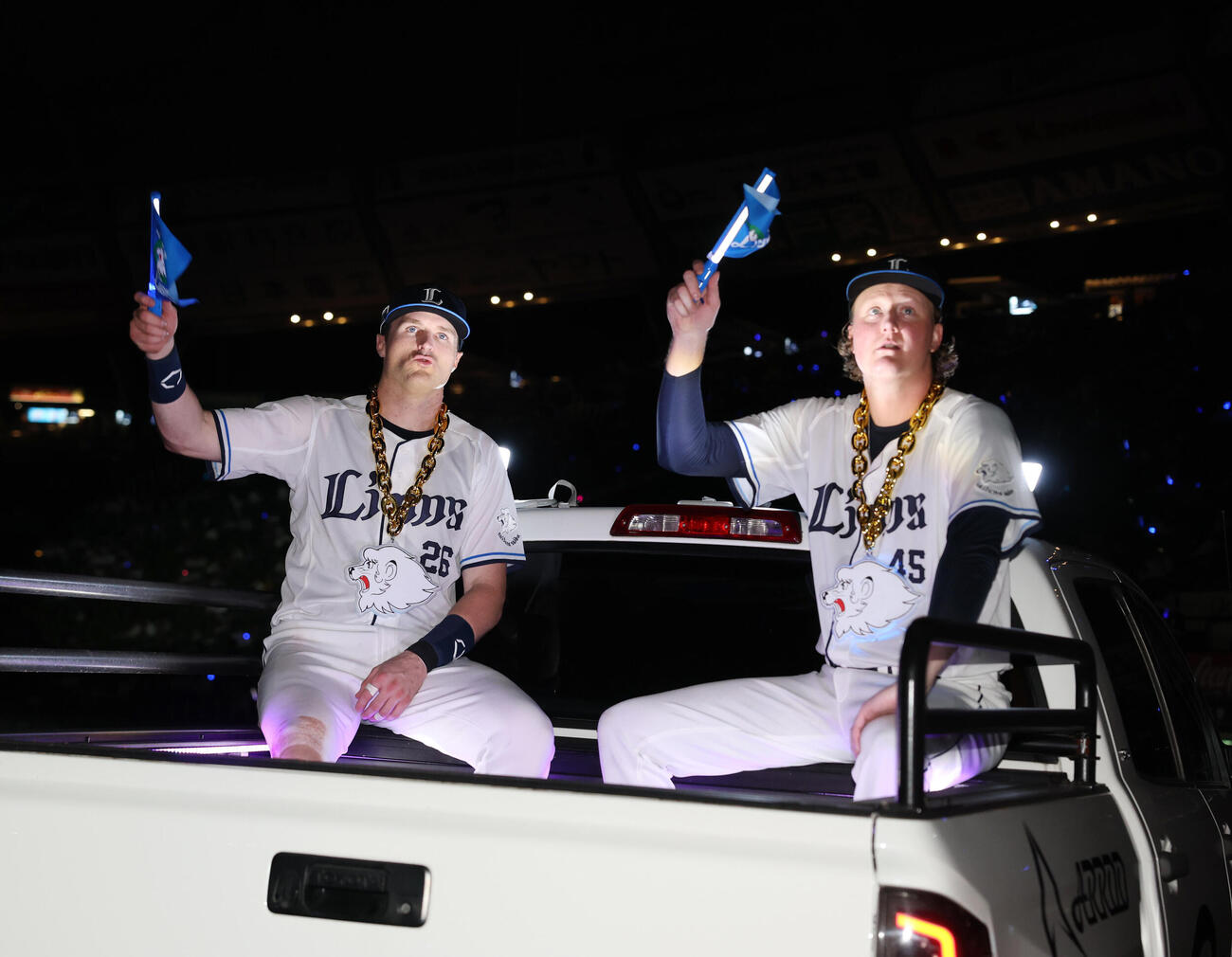 西武対ロッテ　ヒーローとなり車に乗り込み旗を振る西武タイラー・ネビン（左）とウィンゲンター（撮影・増田悦実）