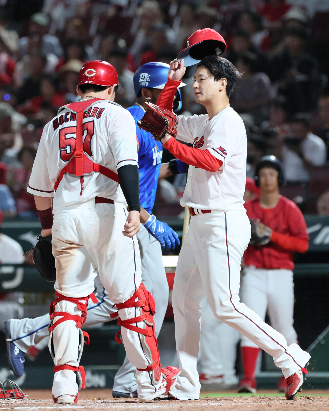 広島対DeNA 5回表DeNA1死　二、三塁、ヘラル・エンカーナシオンに勝ち越しの中犠飛を浴びた島内颯太郎（撮影・加藤孝規）