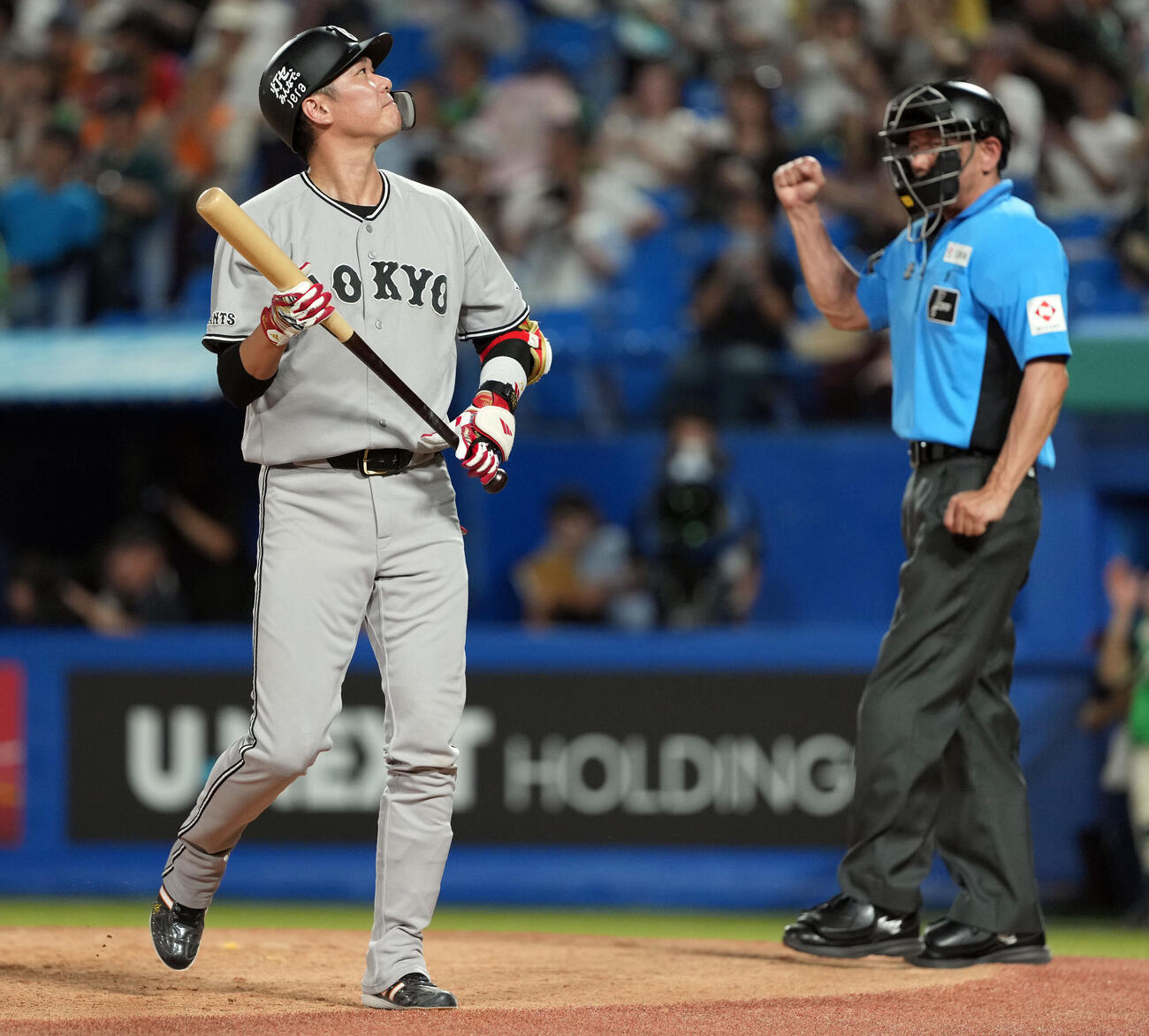 ヤクルト対巨人　9回表巨人無死、空振り三振に倒れる坂本勇人（撮影・たえ見朱実）