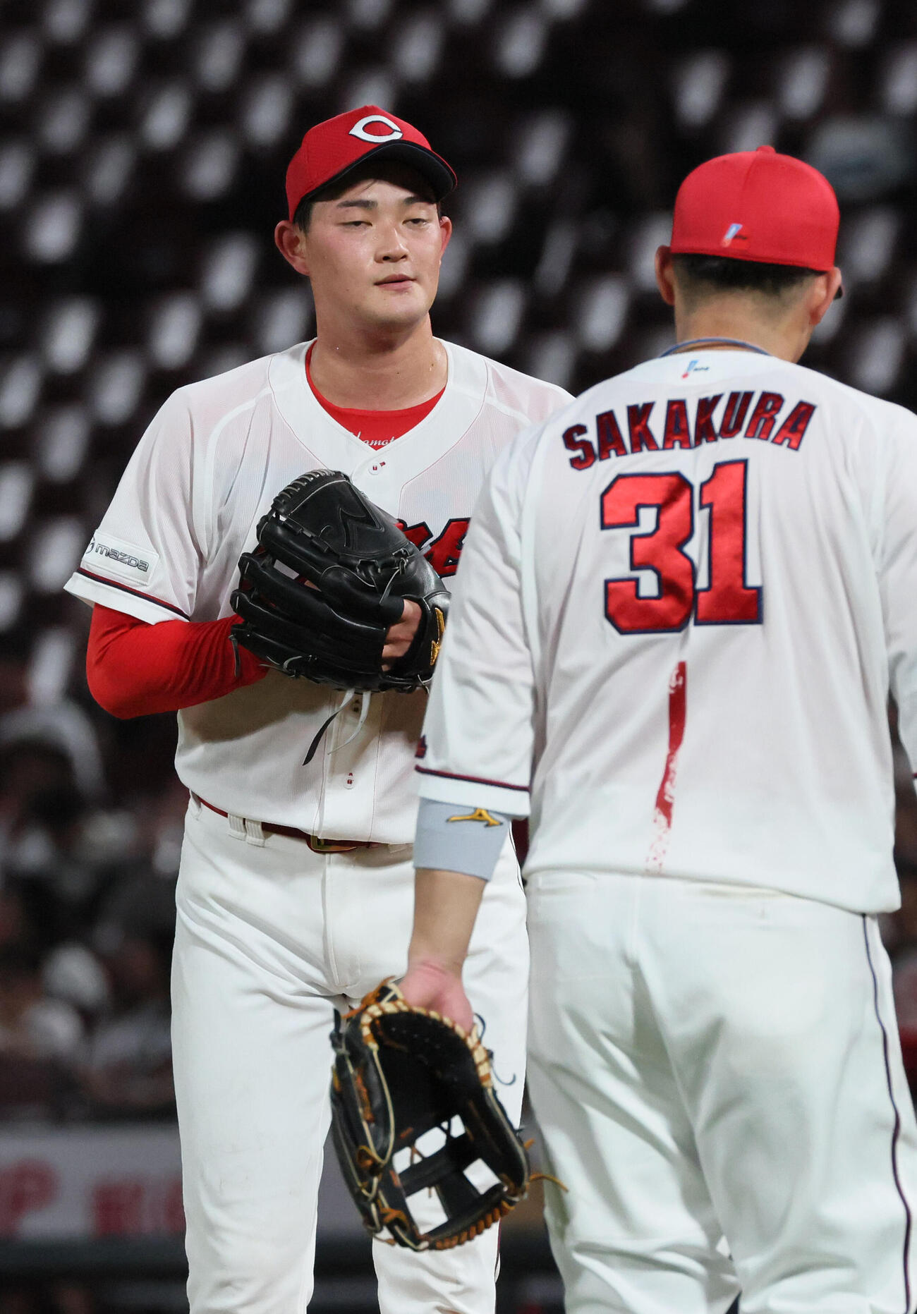 広島対DeNA 5回表DeNA無死二、三塁、代打の度会隆輝に左適時打を浴びた岡本（（撮影・加藤孝規）
