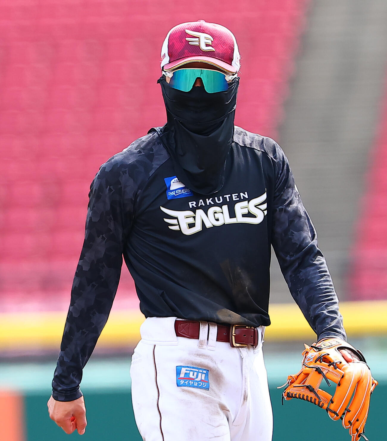 楽天対オリックス　日焼け対策バッチリ？で練習する楽天宗山塁（撮影・野上伸悟）