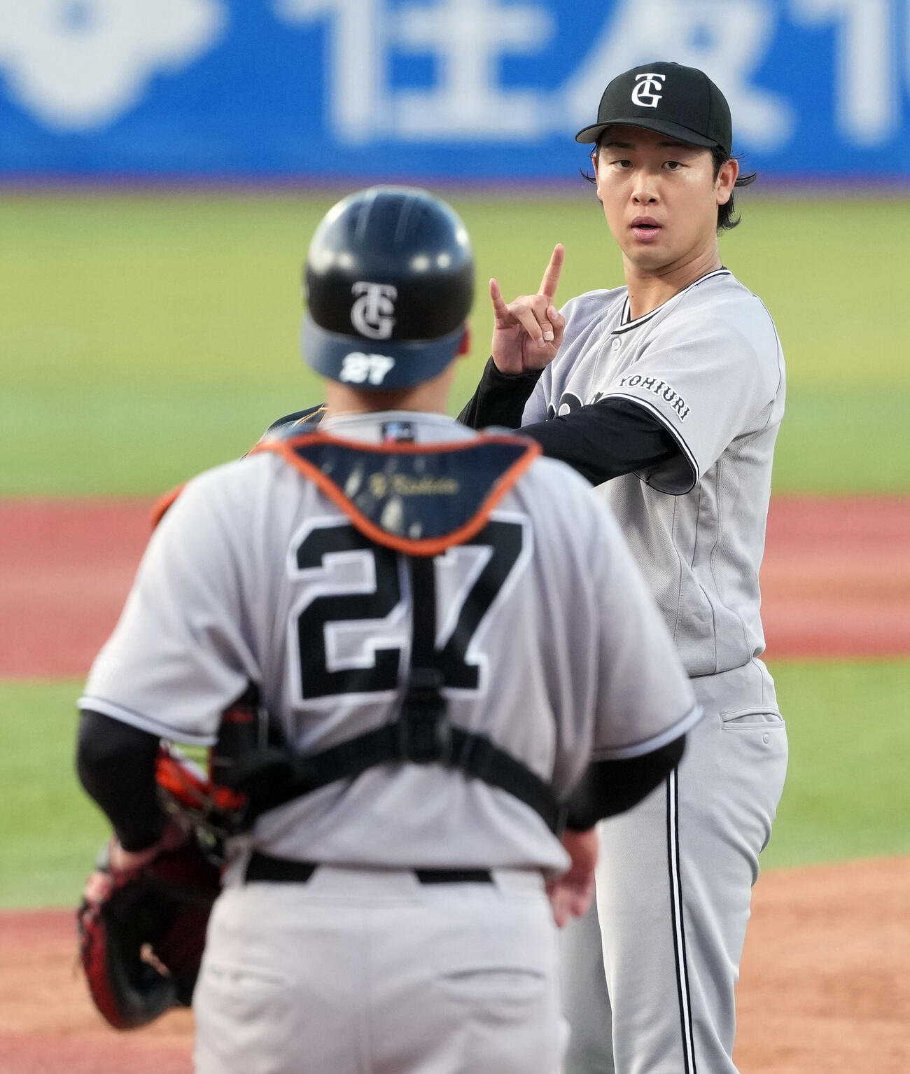 ヤクルト対巨人　捕手の岸田行倫と声を掛け合う巨人の先発山崎伊織（撮影・たえ見朱実）