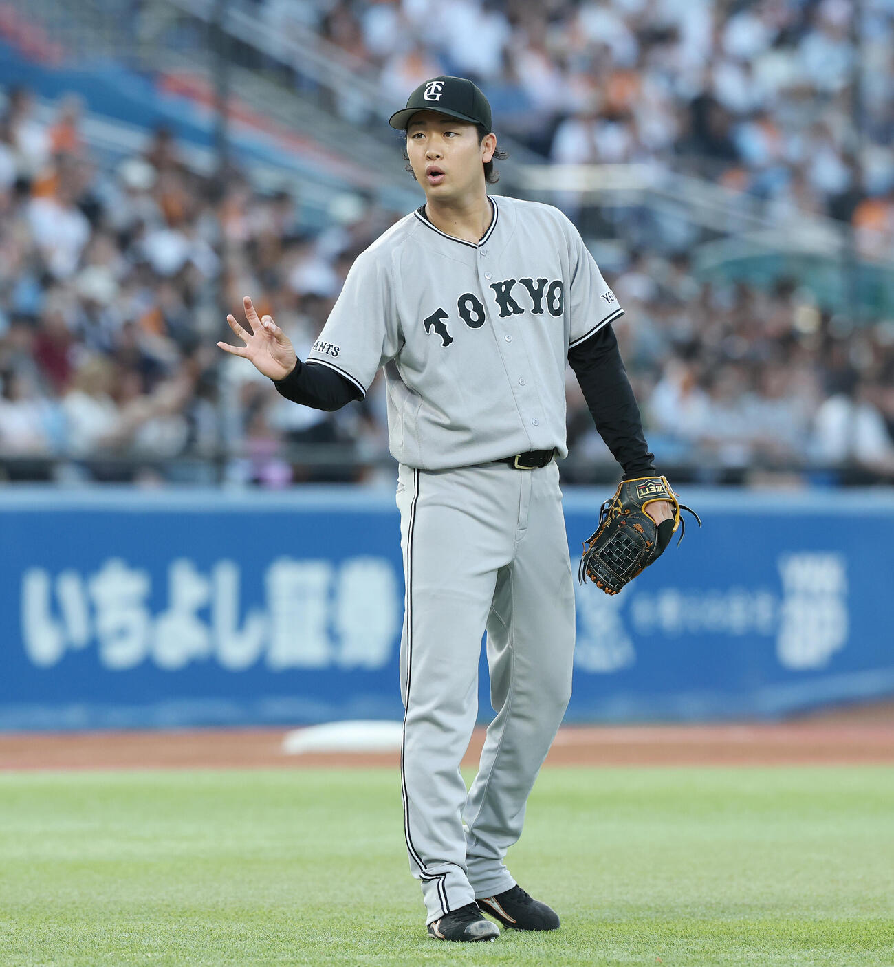 ヤクルト対巨人　1回表、巨人岸田行倫に声をかける山崎伊織（撮影・宮地輝）