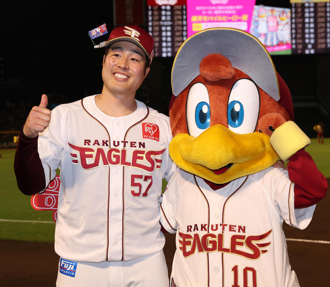 楽天対オリックス　クラッチ（左）と勝利を喜ぶ楽天滝中瞭太（撮影・野上伸悟）