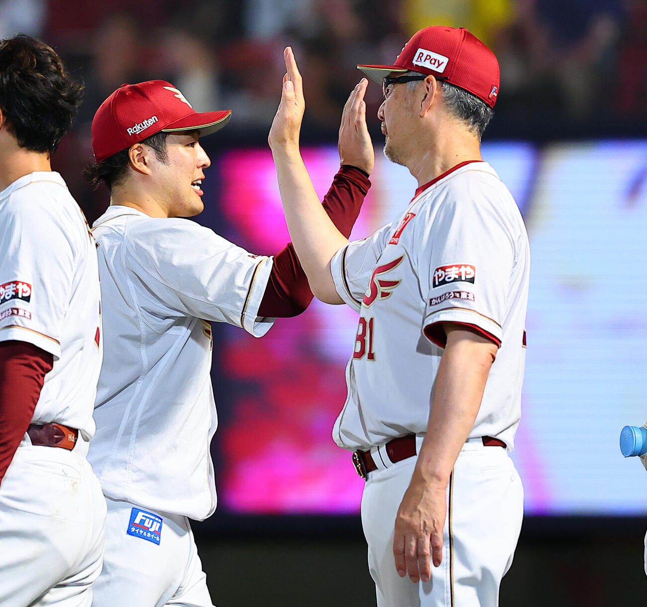 楽天対オリックス　滝中瞭太（左）と勝利を喜ぶ楽天吉井理人監督（撮影・野上伸悟）