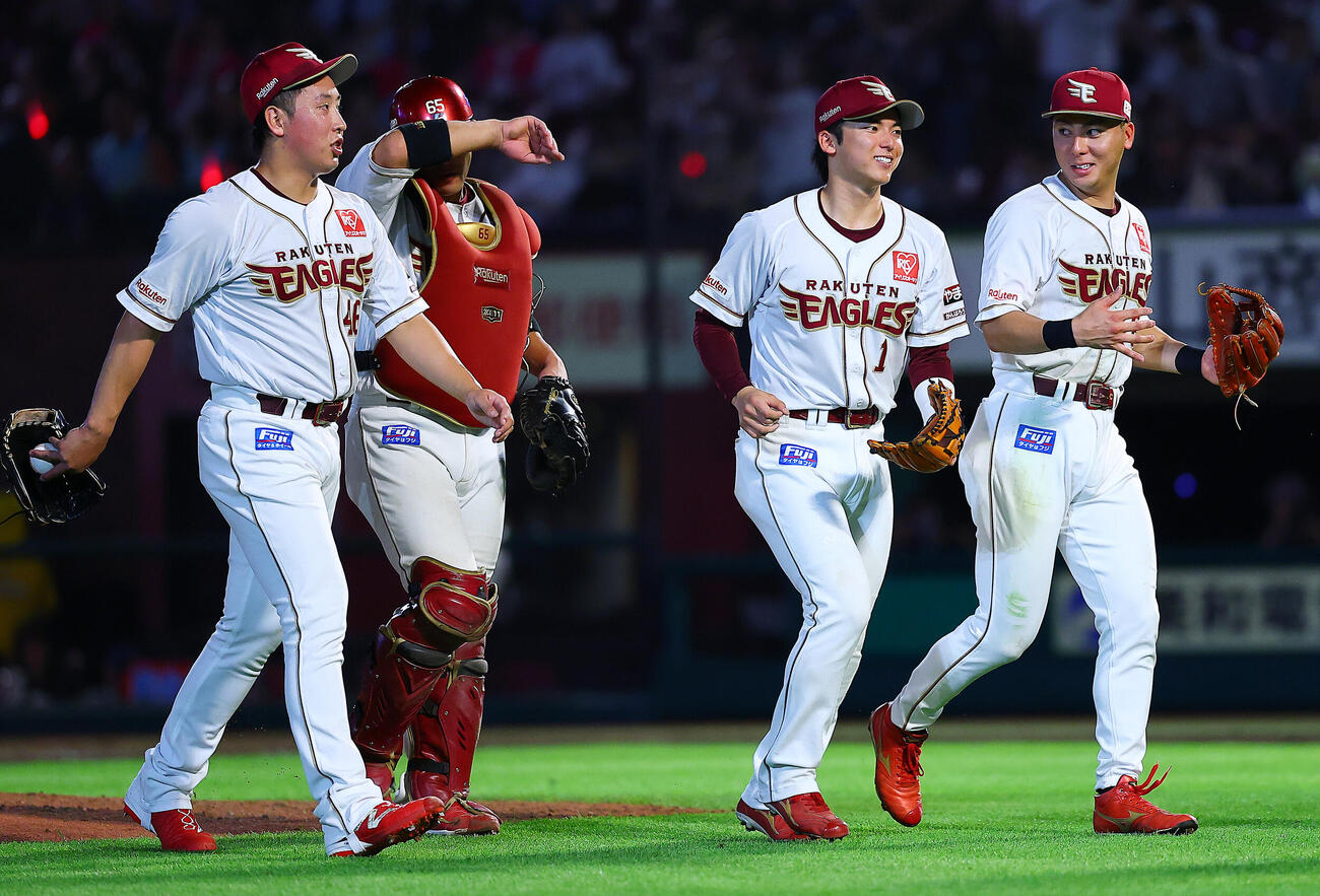 楽天対オリックス　勝利を喜ぶ、左から楽天幕藤平尚真、堀内謙伍、宗山塁、村林一輝ら楽天ナイン（撮影・野上伸悟）