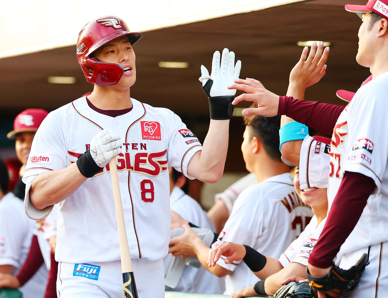 楽天対オリックス　1回裏楽天2死、先制本塁打を放ちベンチに迎えられる辰己涼介（撮影・野上伸悟）