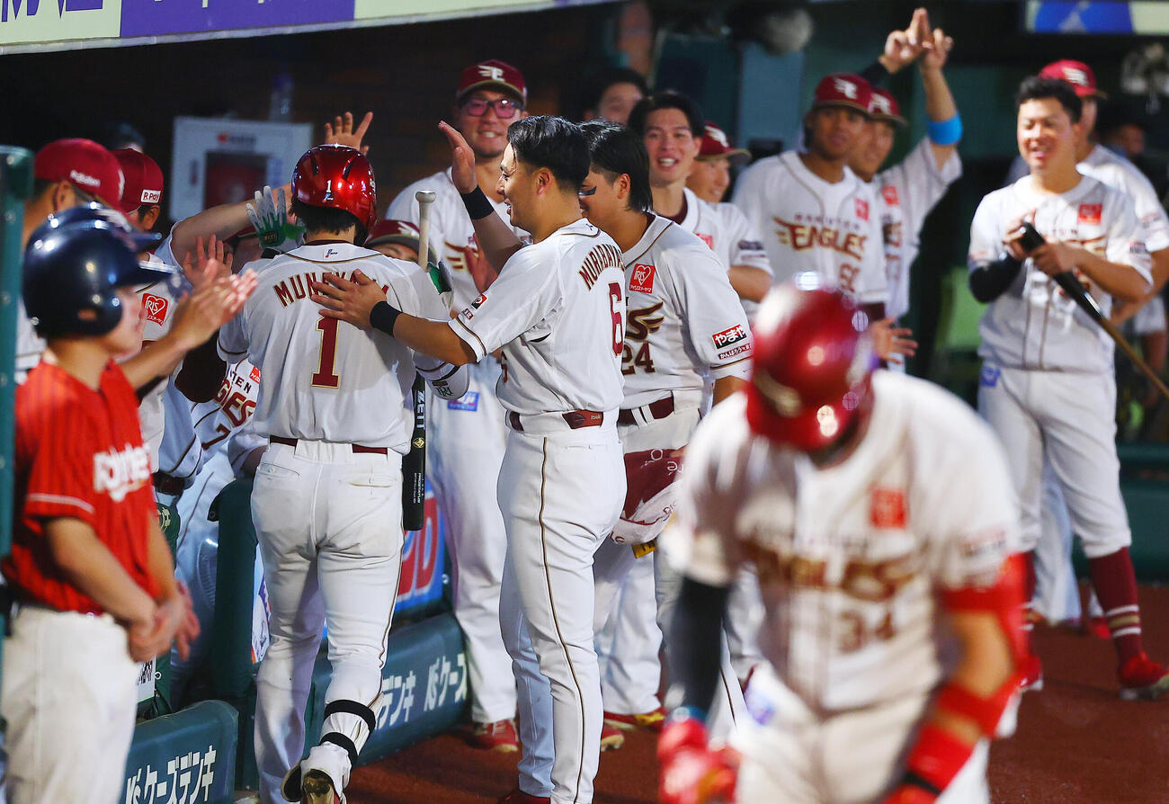 楽天対オリックス　5回裏楽天2死、本塁打を放ちベンチに迎えられる宗山塁（撮影・野上伸悟）