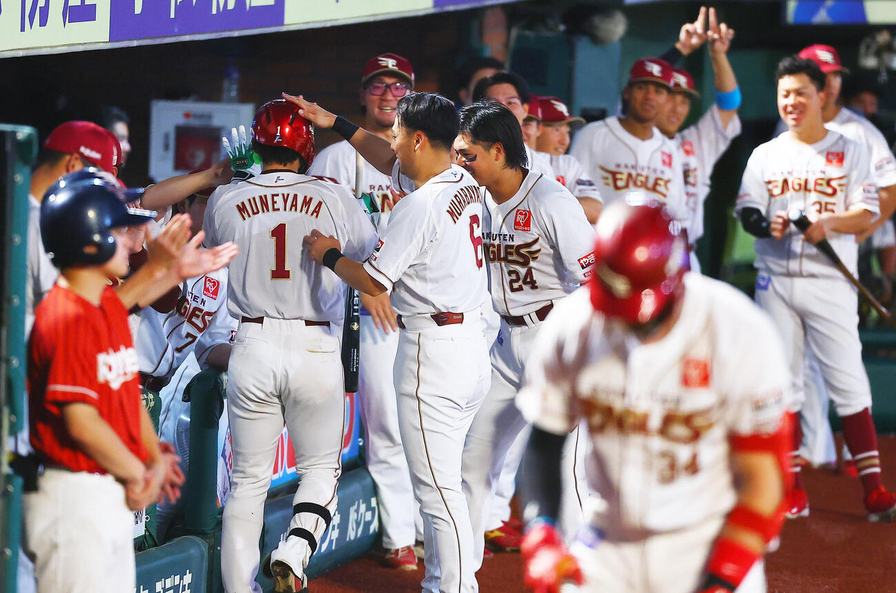 楽天対オリックス　5回裏楽天2死、本塁打を放ちベンチに迎えられる宗山塁（撮影・野上伸悟）