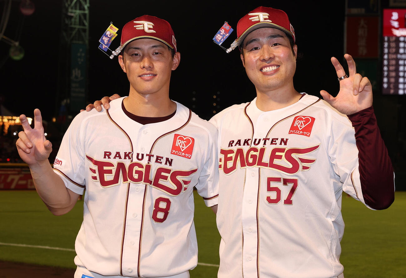 楽天対オリックス　勝利を喜ぶ楽天辰己涼介（左）と滝中瞭太（撮影・野上伸悟）