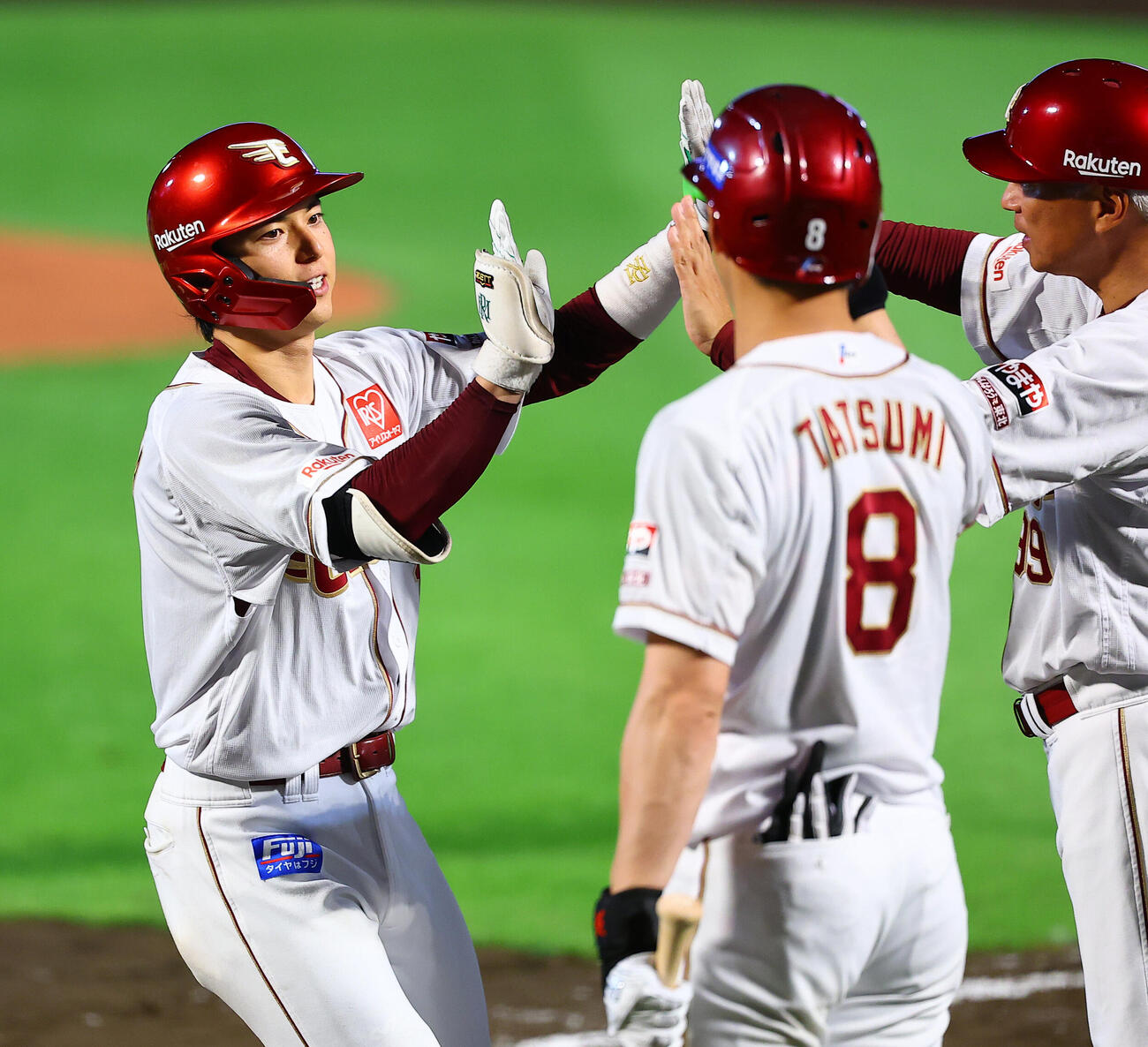 楽天対オリックス　5回裏楽天2死、九里亜蓮から本塁打を放ち喜ぶ宗山塁（撮影・野上伸悟）
